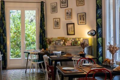 Collection de jouets anciens représentant des cuisinières miniatures et une balance rétro sur une étagère.