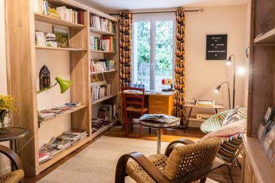 Collection de jouets anciens représentant des cuisinières miniatures et une balance rétro sur une étagère.