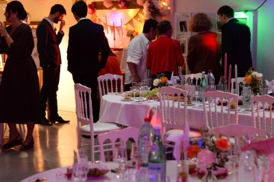 Collection de jouets anciens représentant des cuisinières miniatures et une balance rétro sur une étagère.