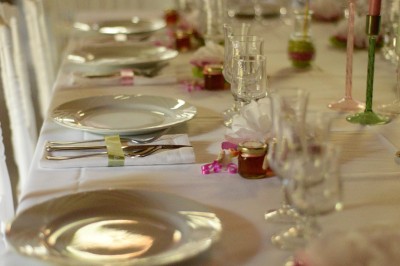 Collection de jouets anciens représentant des cuisinières miniatures et une balance rétro sur une étagère.