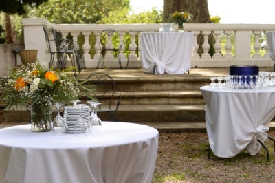 Collection de jouets anciens représentant des cuisinières miniatures et une balance rétro sur une étagère.