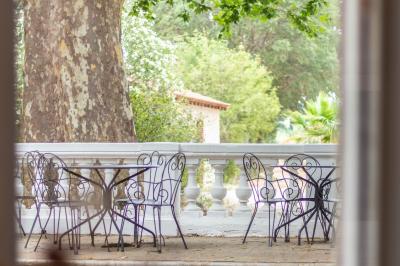 Collection de jouets anciens représentant des cuisinières miniatures et une balance rétro sur une étagère.