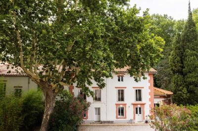 Collection de jouets anciens représentant des cuisinières miniatures et une balance rétro sur une étagère.