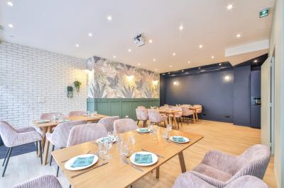 Salle de bain moderne avec murs pêche, lavabo sur meuble en bois, miroir rond et toilettes.