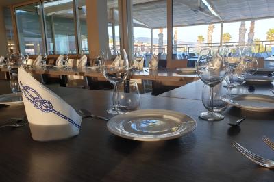 Miniature Location salle Le Lavandou (Var) - Résidences Kaliopé #8 Petit-déjeuner composé de viennoiseries, fruits, œufs, jus d'orange et café, servi sur une table ensoleillée.