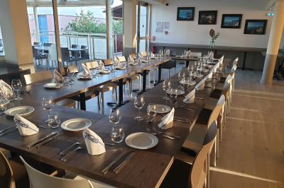 Miniature Location salle Le Lavandou (Var) - Résidences Kaliopé #4 Petit-déjeuner composé de viennoiseries, fruits, œufs, jus d'orange et café, servi sur une table ensoleillée.