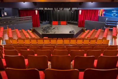 Miniature Location salle Le Lavandou (Var) - Résidences Kaliopé #3 Petit-déjeuner composé de viennoiseries, fruits, œufs, jus d'orange et café, servi sur une table ensoleillée.