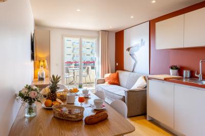 Miniature Location salle Le Lavandou (Var) - Résidences Kaliopé #10 Petit-déjeuner composé de viennoiseries, fruits, œufs, jus d'orange et café, servi sur une table ensoleillée.