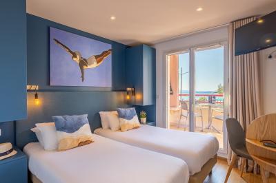 Miniature Location salle Le Lavandou (Var) - Résidences Kaliopé #13 Petit-déjeuner composé de viennoiseries, fruits, œufs, jus d'orange et café, servi sur une table ensoleillée.