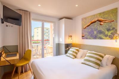 Miniature Location salle Le Lavandou (Var) - Résidences Kaliopé #15 Petit-déjeuner composé de viennoiseries, fruits, œufs, jus d'orange et café, servi sur une table ensoleillée.