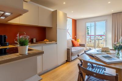 Miniature Location salle Le Lavandou (Var) - Résidences Kaliopé #16 Petit-déjeuner composé de viennoiseries, fruits, œufs, jus d'orange et café, servi sur une table ensoleillée.