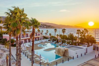 Miniature Location salle Le Lavandou (Var) - Résidences Kaliopé #1 Petit-déjeuner composé de viennoiseries, fruits, œufs, jus d'orange et café, servi sur une table ensoleillée.