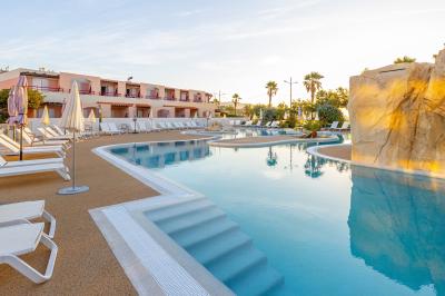 Miniature Location salle Le Lavandou (Var) - Résidences Kaliopé #6 Petit-déjeuner composé de viennoiseries, fruits, œufs, jus d'orange et café, servi sur une table ensoleillée.