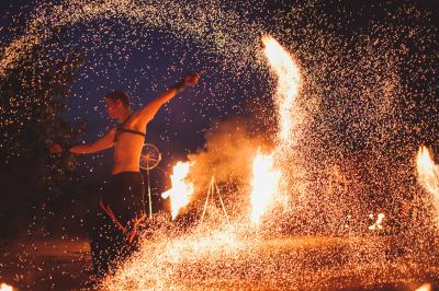 Un homme déguisé en Père Noël lit une lettre avec deux enfants souriants dans un décor chaleureux.