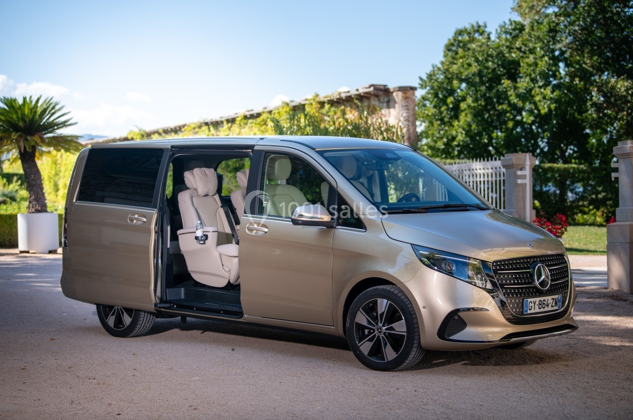 Monospace doré avec porte latérale coulissante ouverte, dévoilant un intérieur spacieux et des sièges clairs.