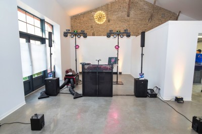 Deux mains tendues l'une vers l'autre au-dessus d'un champ de tournesols fanés.