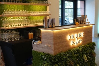 Deux mains tendues l'une vers l'autre au-dessus d'un champ de tournesols fanés.