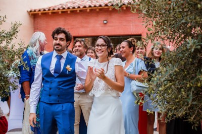 Deux mains tendues l'une vers l'autre au-dessus d'un champ de tournesols fanés.