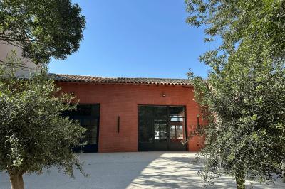 Vue en plongée d'un plan d'aménagement intérieur avec tables rondes, chaises, et espaces délimités par des cloisons.