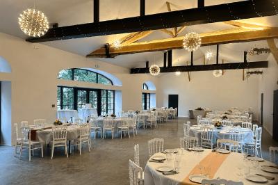 Vue en plongée d'un plan d'aménagement intérieur avec tables rondes, chaises, et espaces délimités par des cloisons.