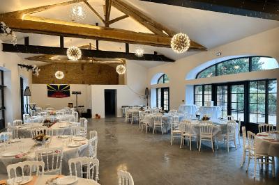 Vue en plongée d'un plan d'aménagement intérieur avec tables rondes, chaises, et espaces délimités par des cloisons.