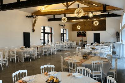 Vue en plongée d'un plan d'aménagement intérieur avec tables rondes, chaises, et espaces délimités par des cloisons.