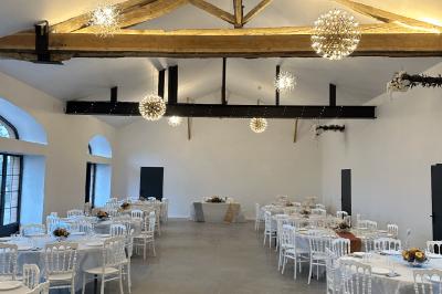 Vue en plongée d'un plan d'aménagement intérieur avec tables rondes, chaises, et espaces délimités par des cloisons.