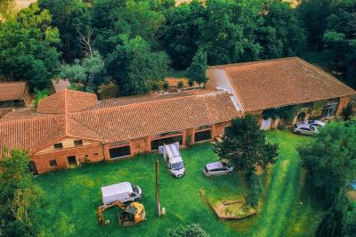 Vue en plongée d'un plan d'aménagement intérieur avec tables rondes, chaises, et espaces délimités par des cloisons.