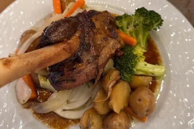 Buffet avec verrines, brochettes de fruits, amuse-bouches et coupes de vin sur une table en bois.