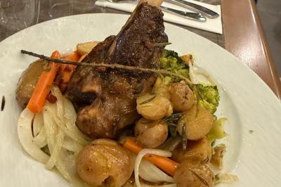 Buffet avec verrines, brochettes de fruits, amuse-bouches et coupes de vin sur une table en bois.