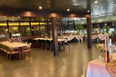 Buffet avec verrines, brochettes de fruits, amuse-bouches et coupes de vin sur une table en bois.