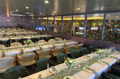 Buffet avec verrines, brochettes de fruits, amuse-bouches et coupes de vin sur une table en bois.