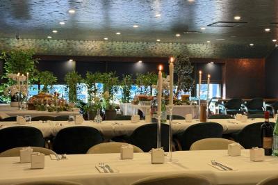 Buffet avec verrines, brochettes de fruits, amuse-bouches et coupes de vin sur une table en bois.