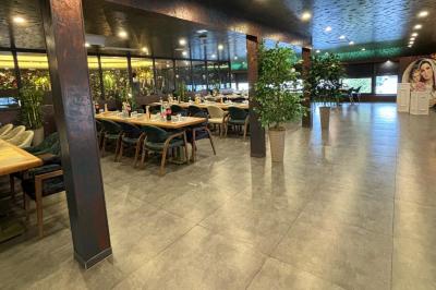 Buffet avec verrines, brochettes de fruits, amuse-bouches et coupes de vin sur une table en bois.