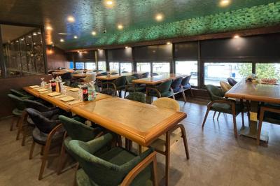 Buffet avec verrines, brochettes de fruits, amuse-bouches et coupes de vin sur une table en bois.