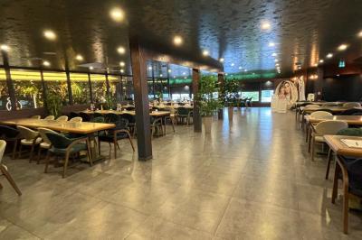 Buffet avec verrines, brochettes de fruits, amuse-bouches et coupes de vin sur une table en bois.