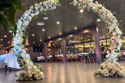 Buffet avec verrines, brochettes de fruits, amuse-bouches et coupes de vin sur une table en bois.