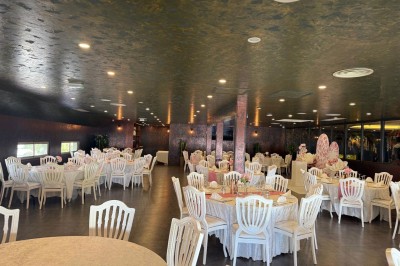 Buffet avec verrines, brochettes de fruits, amuse-bouches et coupes de vin sur une table en bois.