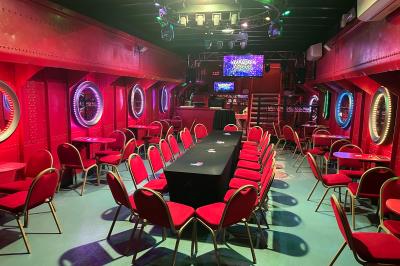 Affiche promotionnelle pour la location d'une péniche à Melun, avec photos de l'intérieur, extérieur et un QR code.