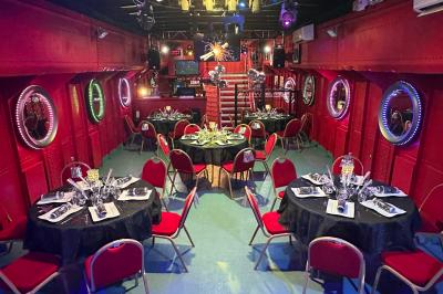 Affiche promotionnelle pour la location d'une péniche à Melun, avec photos de l'intérieur, extérieur et un QR code.