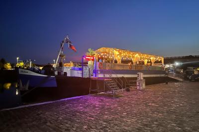 Affiche promotionnelle pour la location d'une péniche à Melun, avec photos de l'intérieur, extérieur et un QR code.