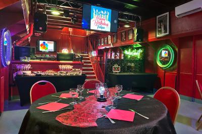 Affiche promotionnelle pour la location d'une péniche à Melun, avec photos de l'intérieur, extérieur et un QR code.