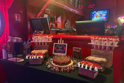 Affiche promotionnelle pour la location d'une péniche à Melun, avec photos de l'intérieur, extérieur et un QR code.