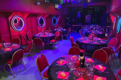 Affiche promotionnelle pour la location d'une péniche à Melun, avec photos de l'intérieur, extérieur et un QR code.