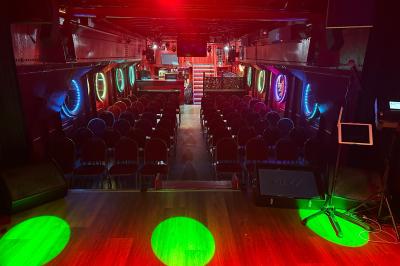 Affiche promotionnelle pour la location d'une péniche à Melun, avec photos de l'intérieur, extérieur et un QR code.