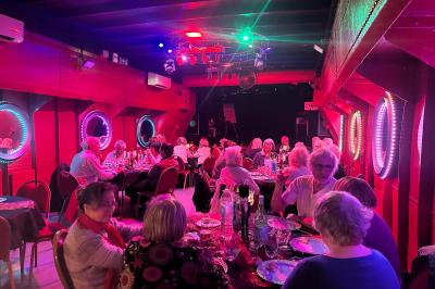 Affiche promotionnelle pour la location d'une péniche à Melun, avec photos de l'intérieur, extérieur et un QR code.