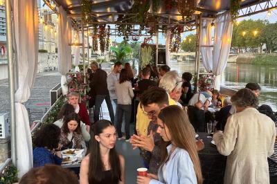 Affiche promotionnelle pour la location d'une péniche à Melun, avec photos de l'intérieur, extérieur et un QR code.