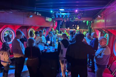 Affiche promotionnelle pour la location d'une péniche à Melun, avec photos de l'intérieur, extérieur et un QR code.