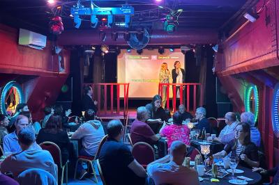 Affiche promotionnelle pour la location d'une péniche à Melun, avec photos de l'intérieur, extérieur et un QR code.