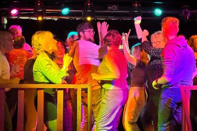 Affiche promotionnelle pour la location d'une péniche à Melun, avec photos de l'intérieur, extérieur et un QR code.